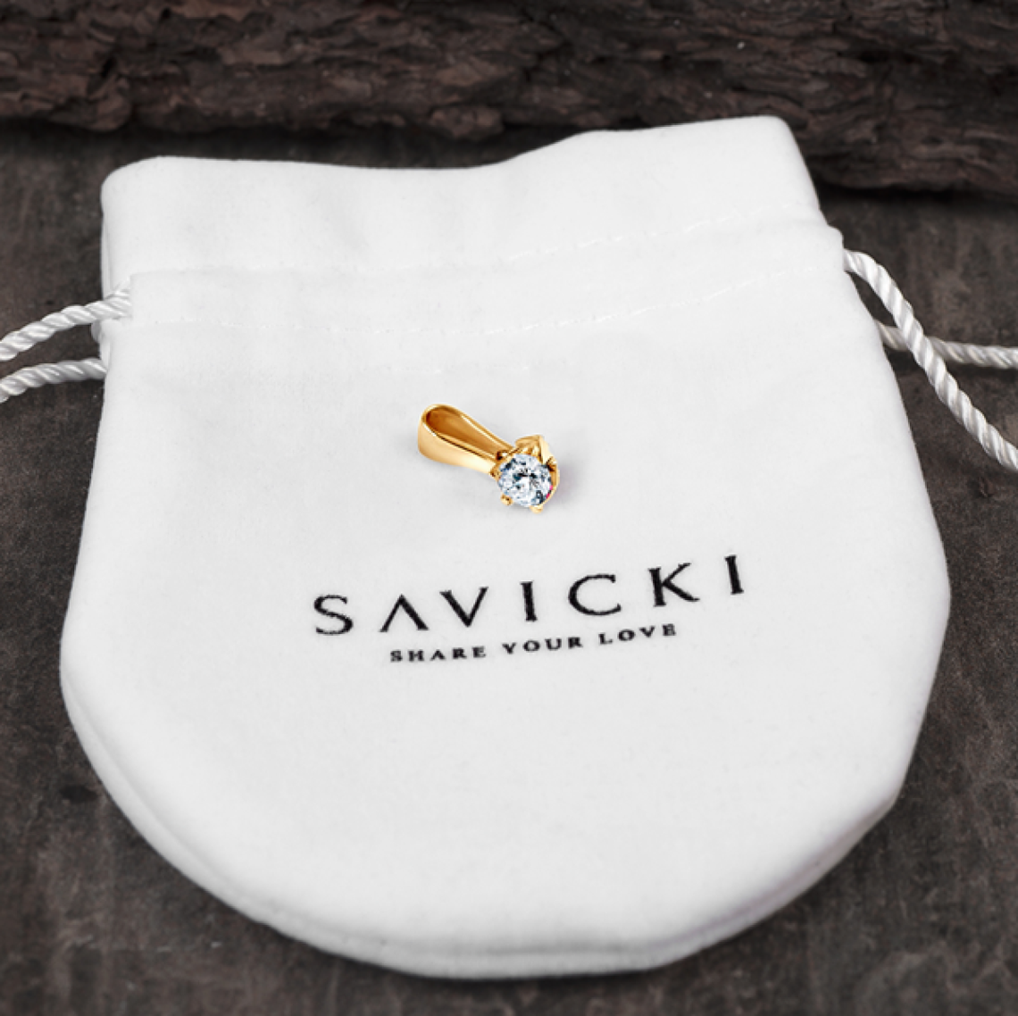 Wyjaśniamy, dlaczego naszyjnik z zawieszką to idealny prezent dla każdej kobiety! Wyjaśniamy, dlaczego naszyjnik z zawieszką to idealny prezent dla każdej kobiety!