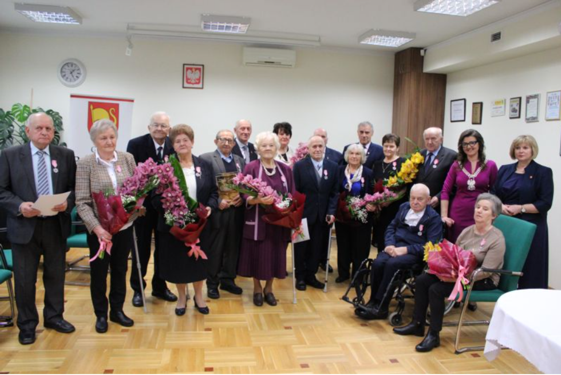 Wyjątkowa uroczystość Złotych Godów. Jubileusz świętowało siedem małżeństw