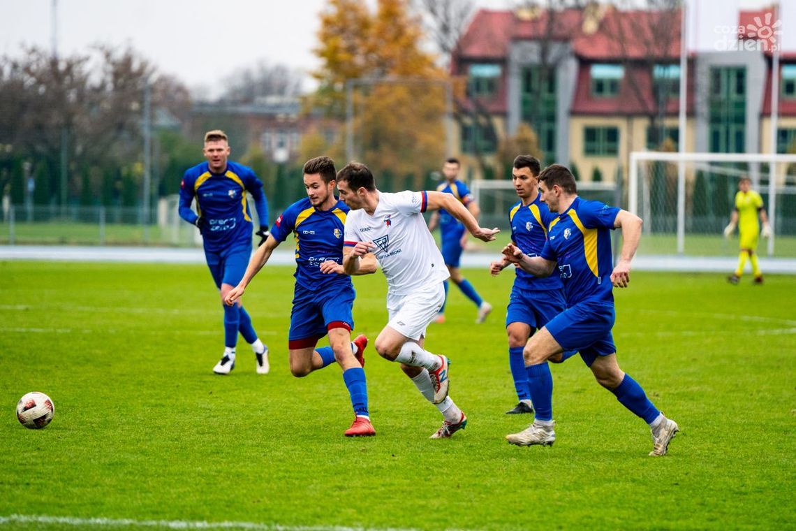 Wyjazdowe starcie piłkarzy Broni Radom w Zambrowie Wyjazdowe starcie piłkarzy Broni Radom w Zambrowie