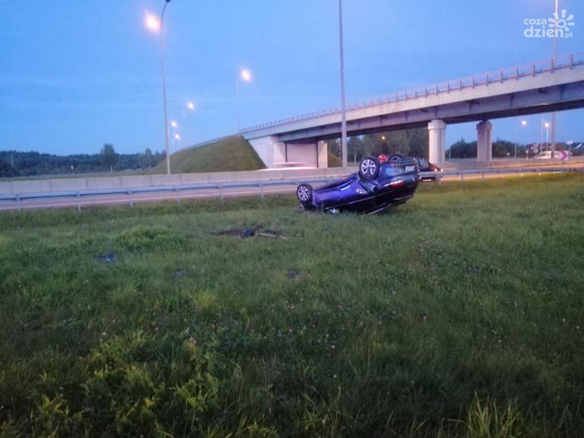 Wyjechał poza barierki  i dachował