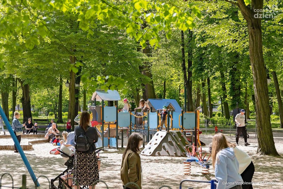 Wymieniają piasek w piaskownicach