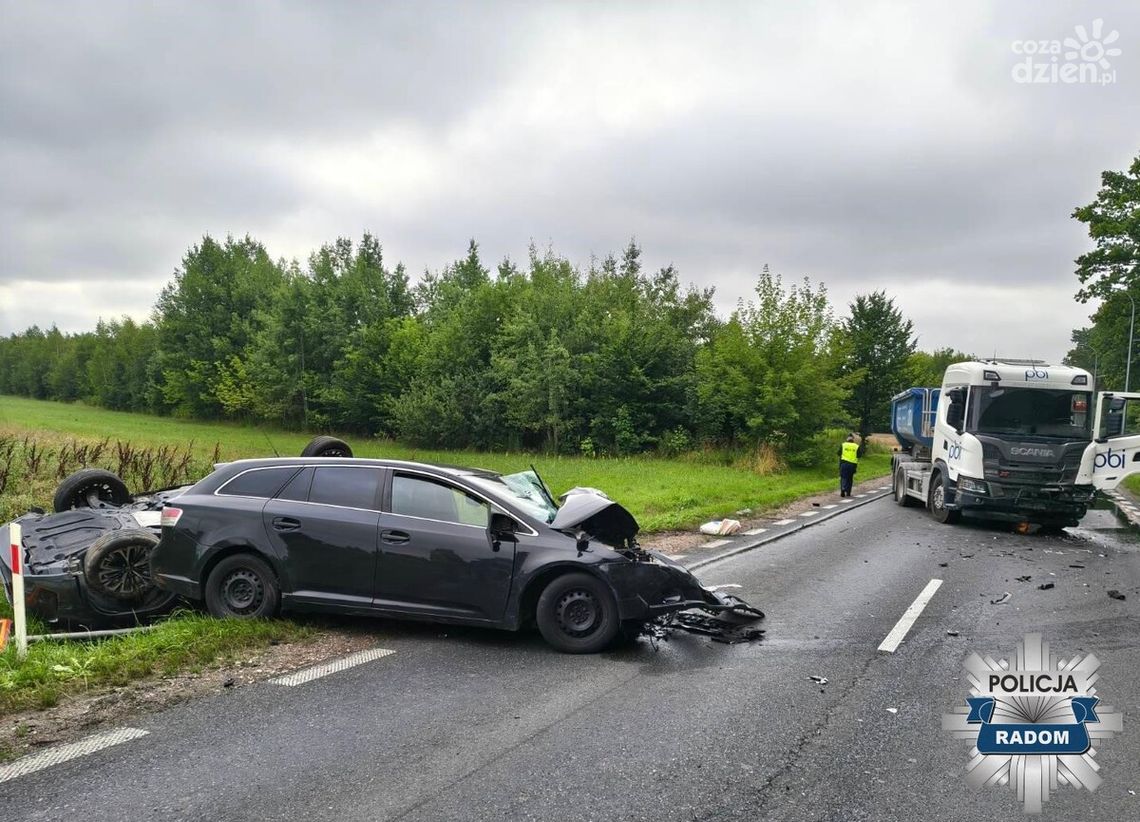 Wypadek czterech pojazdów w Skaryszewie. Dwie osoby trafiły do szpitala Wypadek czterech pojazdów w Skaryszewie. Dwie osoby trafiły do szpitala
