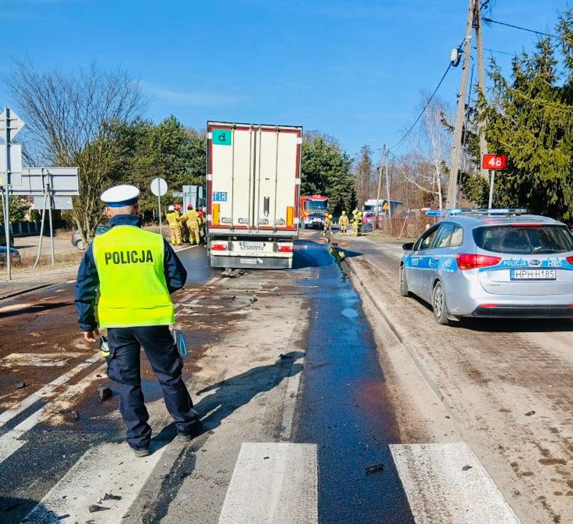 Wypadek na drodze krajowej. Osobówka zderzyła się z tirem