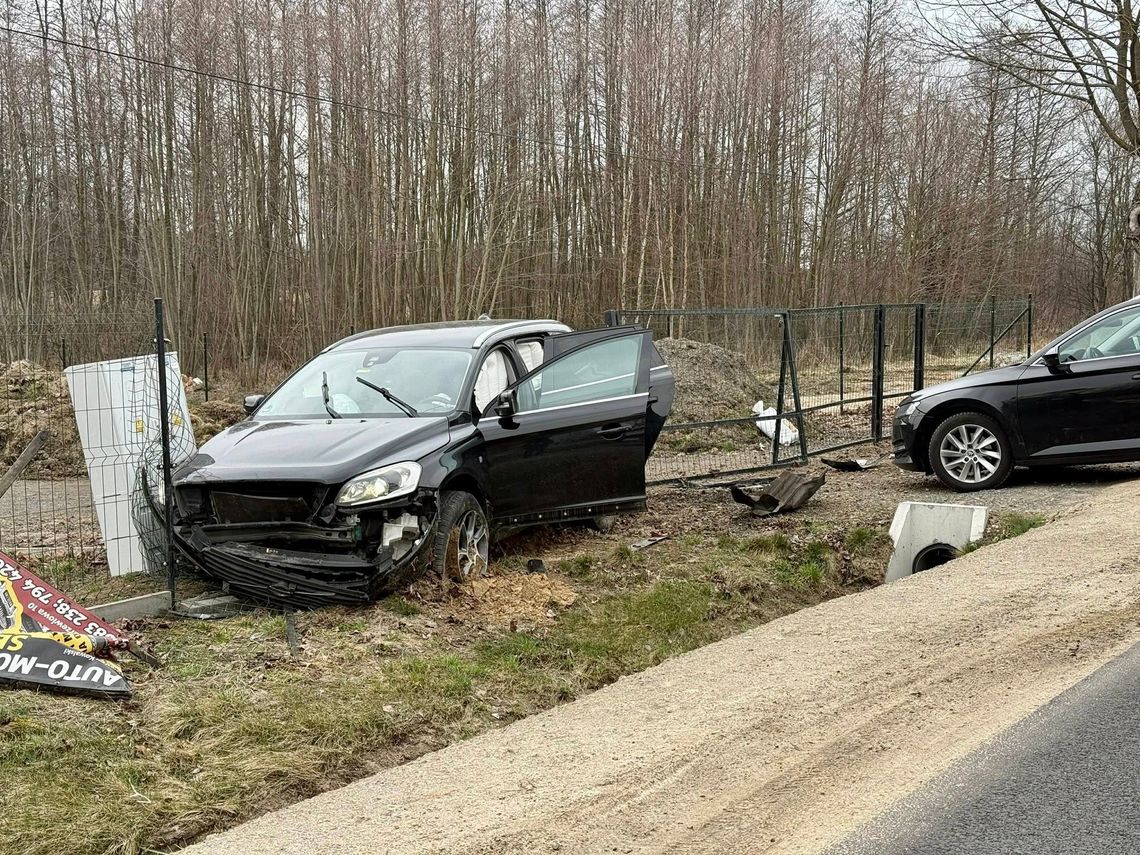 Wypadek na drodze wojewódzkiej. Auto wjechało w ogrodzenie, jedna osoba trafiła do szpitala