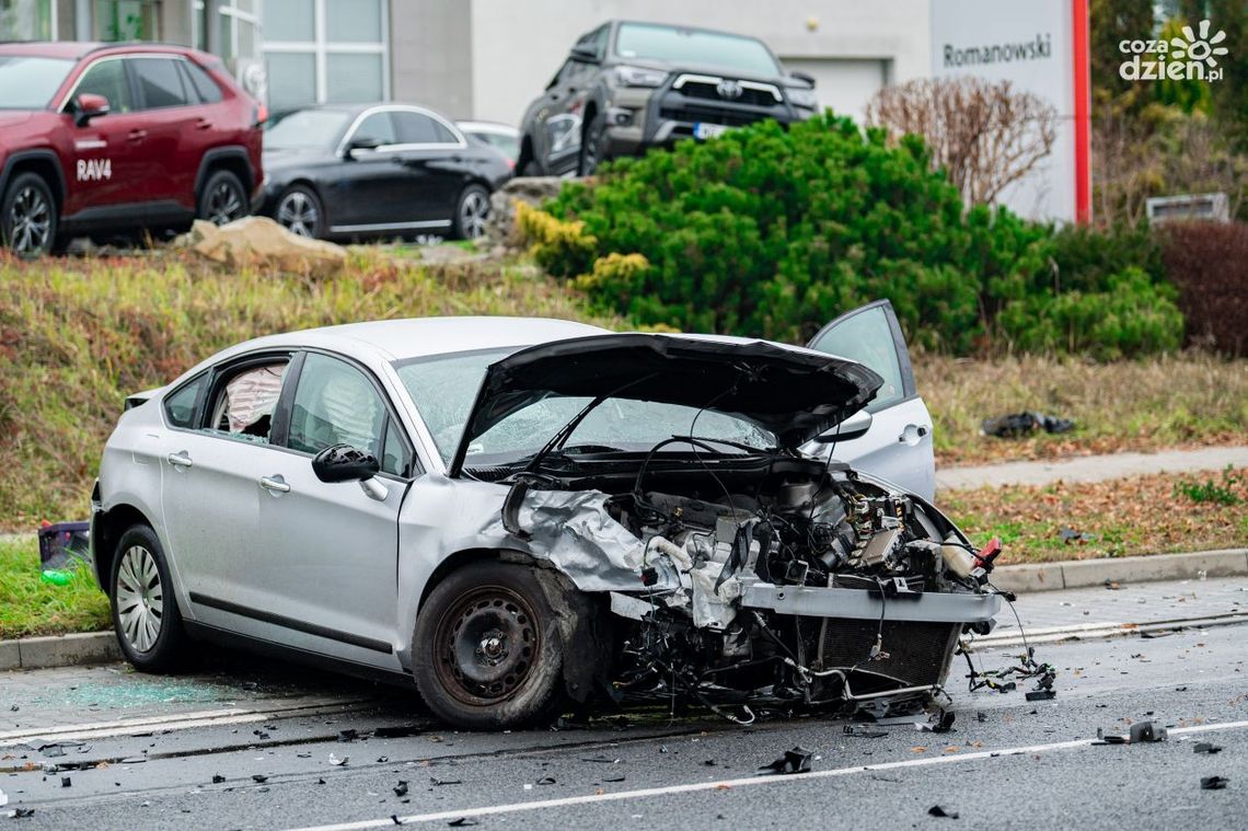 Wypadek na Kieleckiej. Dwie osoby w szpitalu [wideo]
