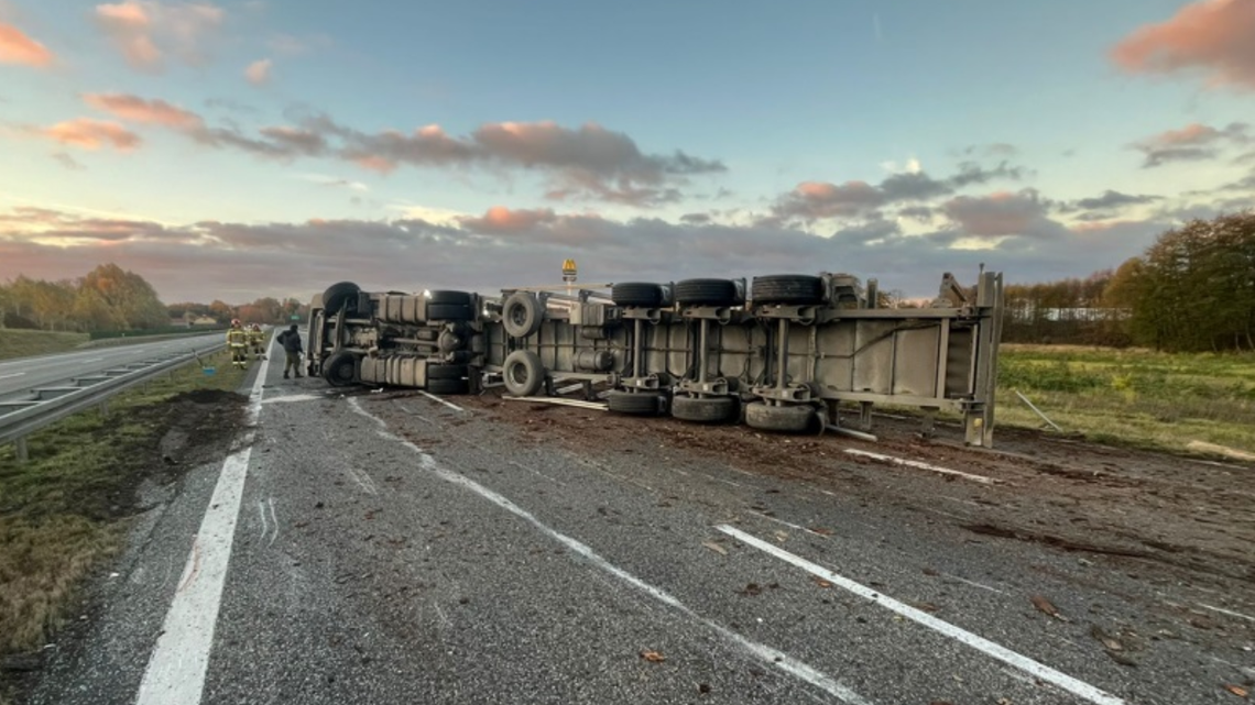 Wypadek na S7 w powiecie grójeckim. Ciężarówka z drewnem wywróciła się – trasa w kierunku Radomia zablokowana