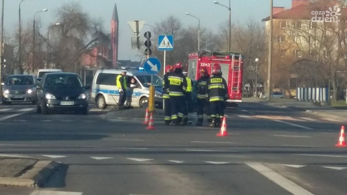 Wypadek na skrzyżowaniu. Dwóch kierowców w szpitalu