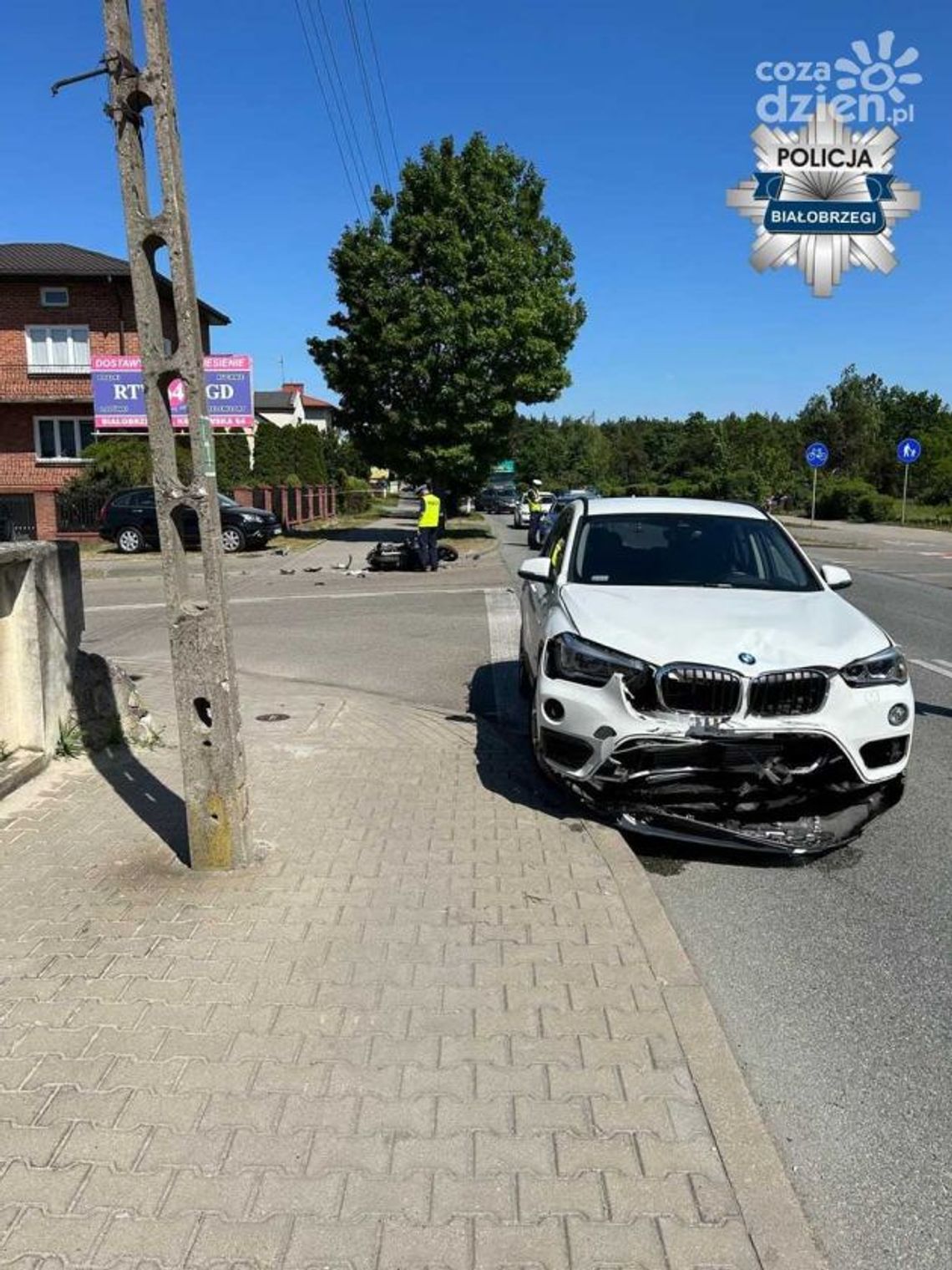 Wypadek na skrzyżowaniu. Kierowca bmw uderzył w motocyklistę Wypadek na skrzyżowaniu. Kierowca bmw uderzył w motocyklistę