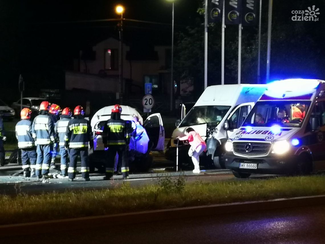 Wypadek na ul. Czarnieckiego. Dwie osoby uwięzione