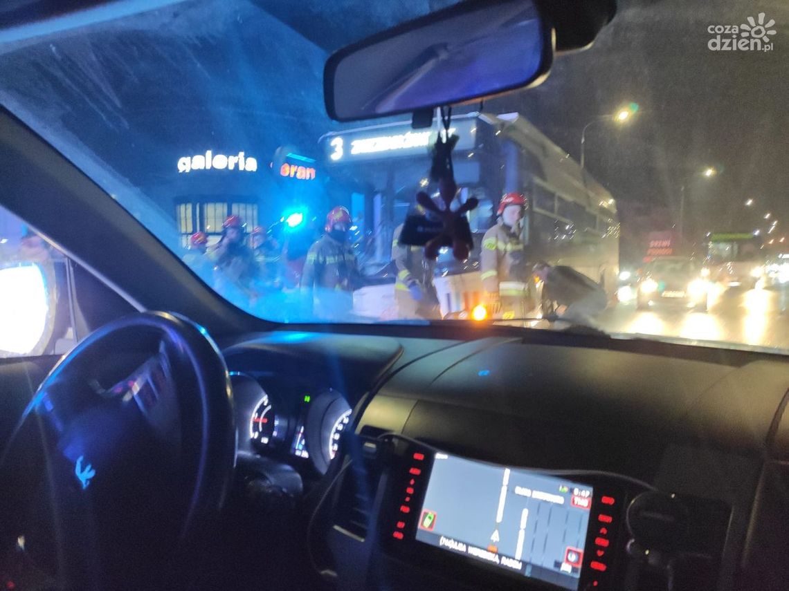 Wypadek na Wierzbickiej. Autobus zderzył się z audi 