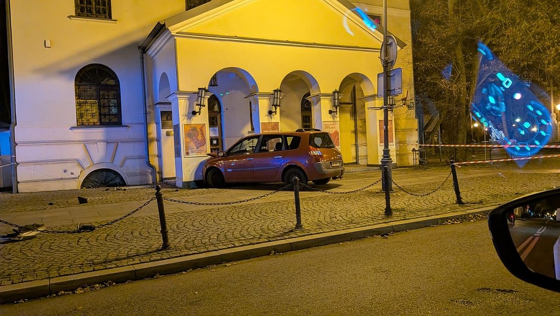 Wypadek przed „Łaźnią”. Auto wjechało w filary zabytkowego budynku