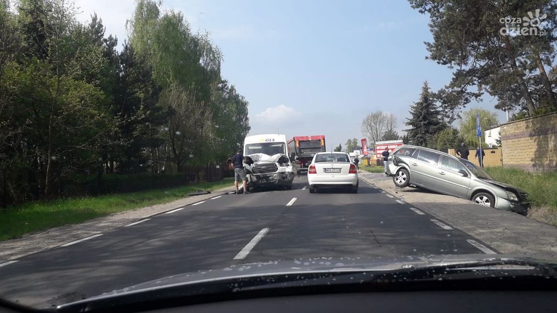Wypadek przy Kozienickiej. Zderzyły się trzy auta Wypadek przy Kozienickiej. Zderzyły się trzy auta