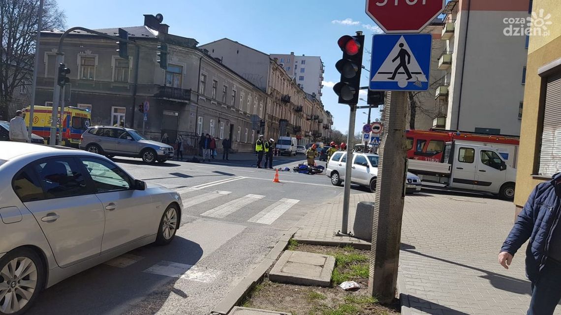 Wypadek w centrum miasta. Ranny motocyklista