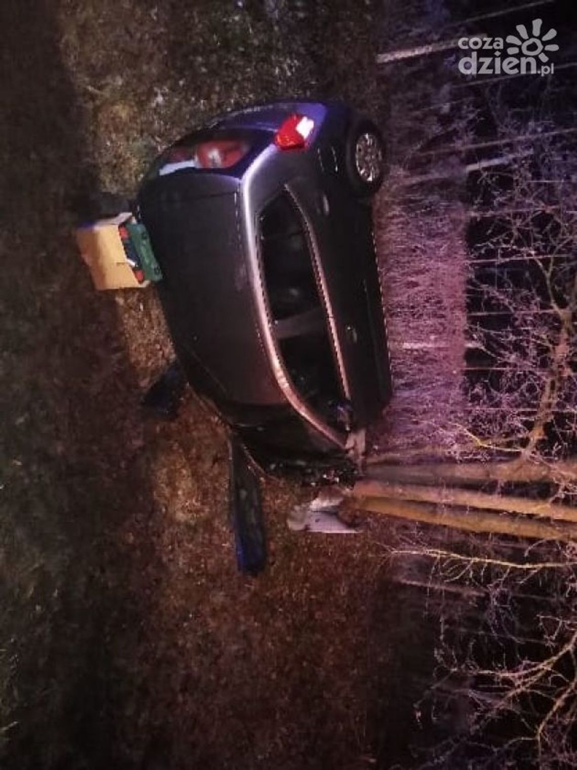 Wypadek w Głudnej. Pod Warką auto w rowie