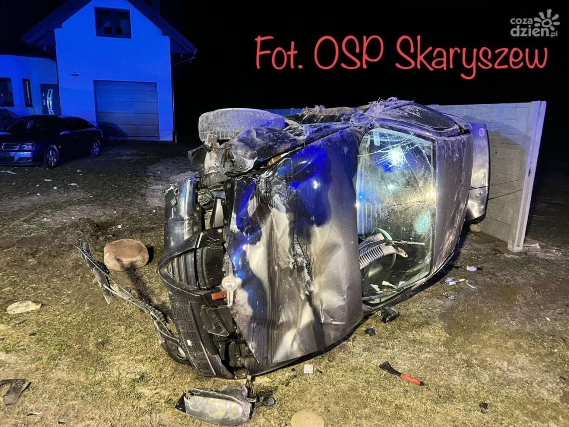 Wypadek w gminie Skaryszew. Auto uderzyło w betonowe ogrodzenie