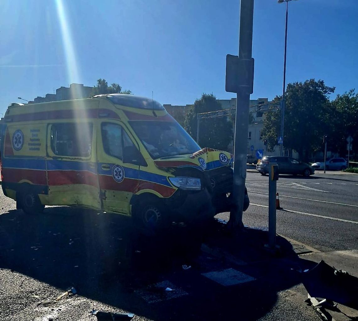 Wypadek w Radomiu: Karetka zderzyła się z osobówką, 5 osób trafiło do szpitala