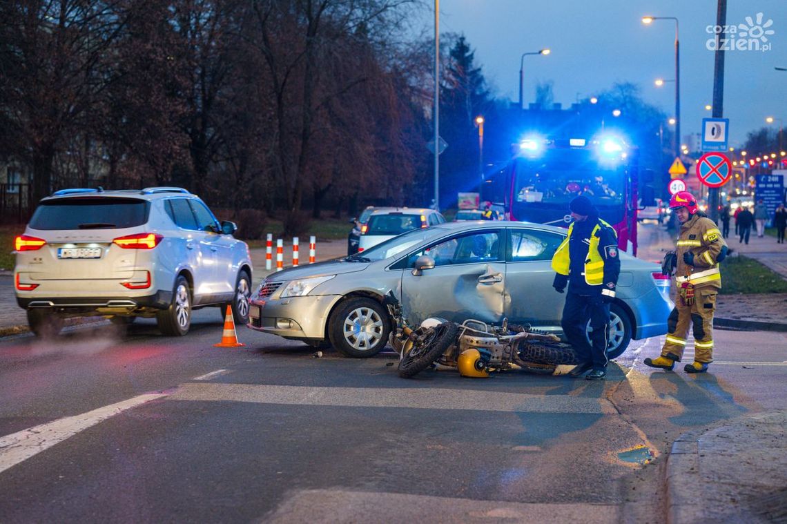 Wypadek w Śródmieściu. Motocyklista w szpitalu Wypadek w Śródmieściu. Motocyklista w szpitalu