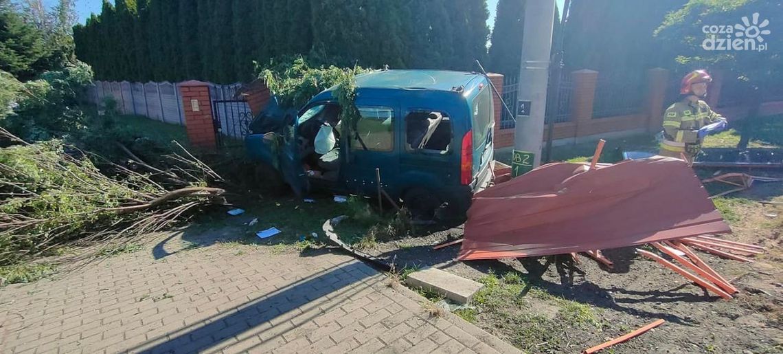 Wypadek w Starych Żdżarach. Uderzył w przystanek i ogrodzenie