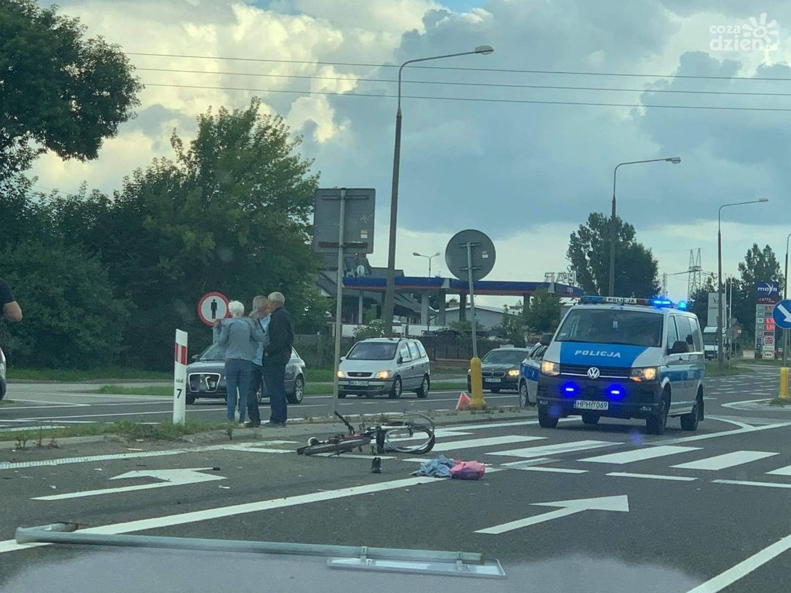 Wypadek w Wielogórze. Uderzyła w auto i pieszą