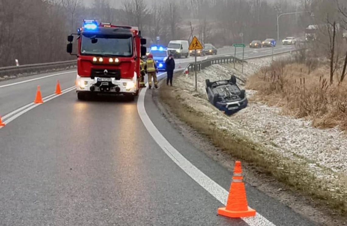 Wypadek z udziałem czterech samochodów! Jedno auto dachowało w rowie Wypadek z udziałem czterech samochodów! Jedno auto dachowało w rowie