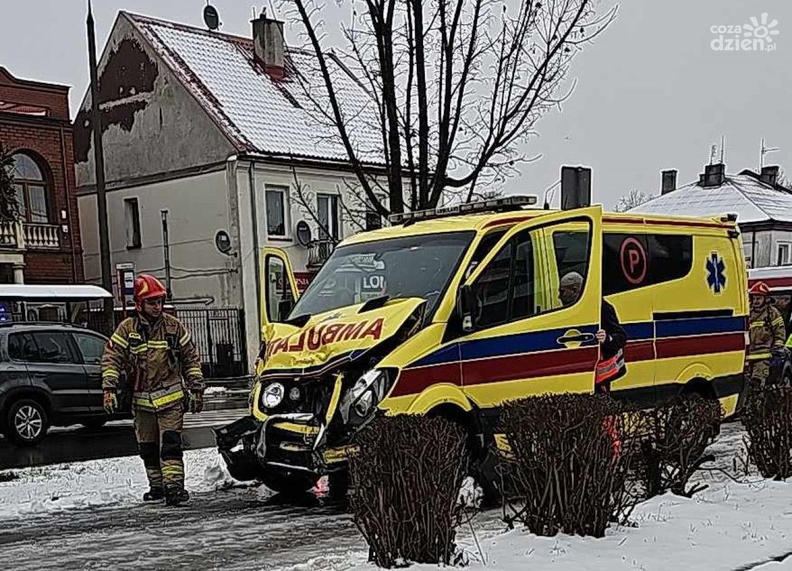 Wypadek z udziałem karetki na ul. Okulickiego
