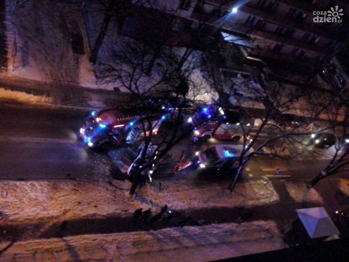 Wypadł z drogi. Skończył na drzewie