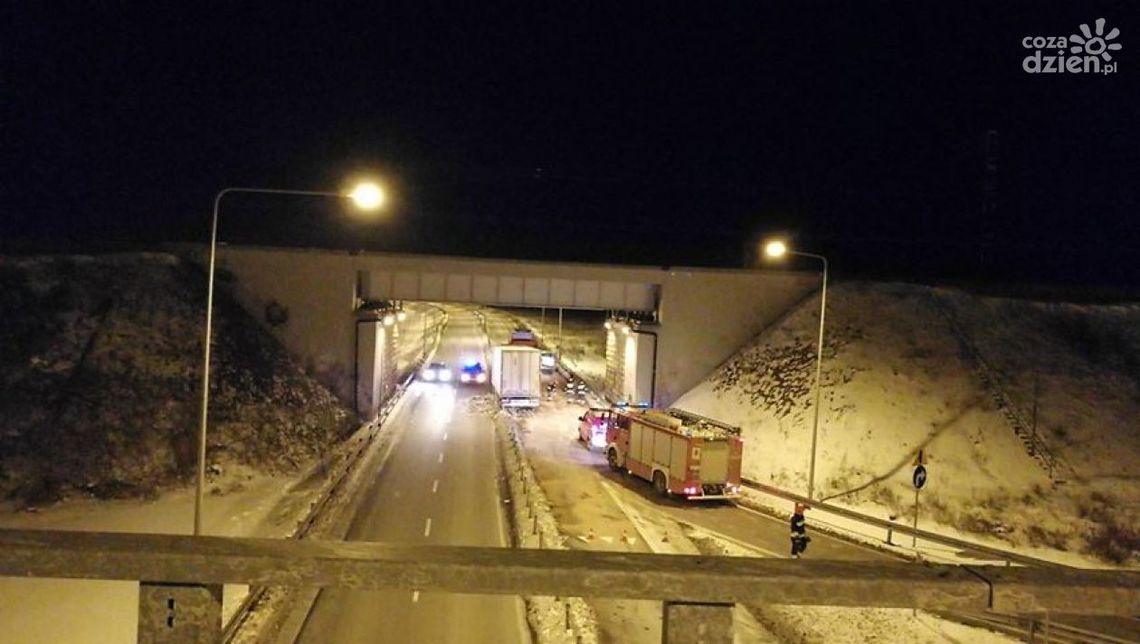 Wypięła się naczepa i zablokowała obwodnicę