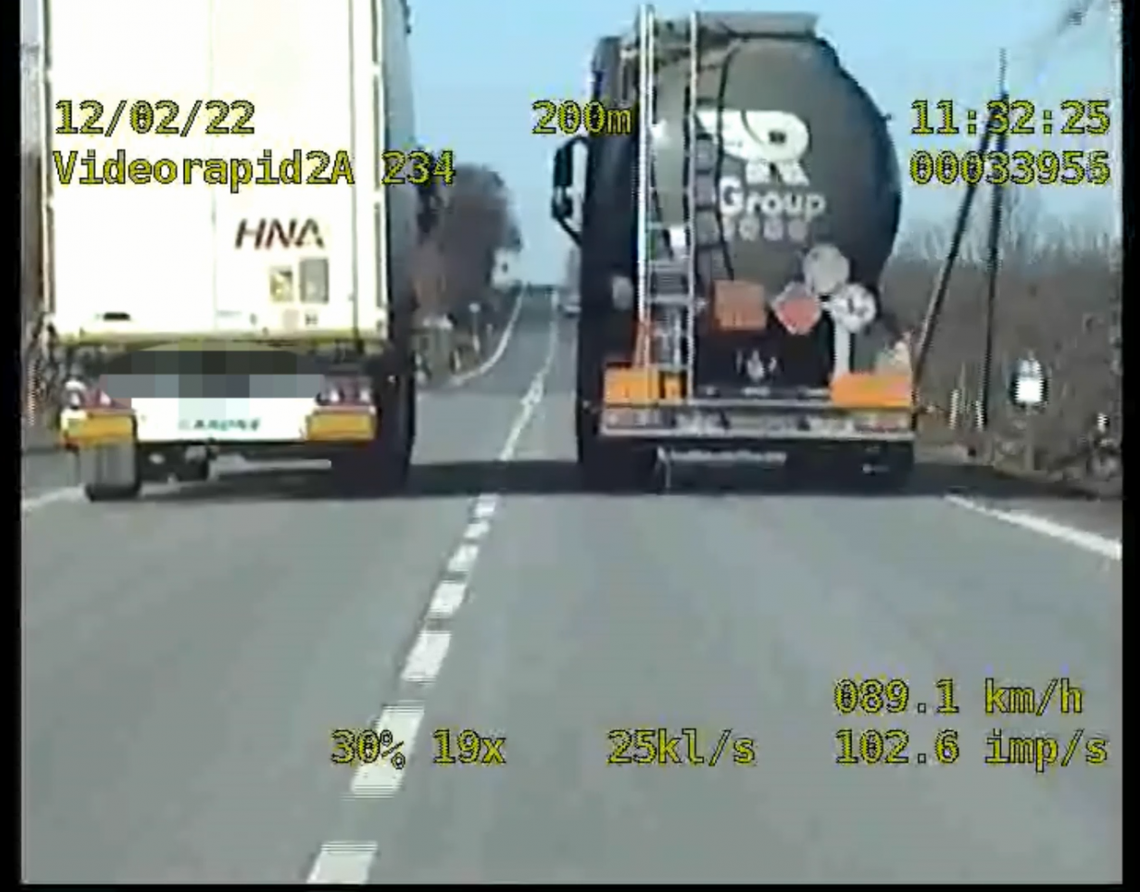 Wyprzedzał tirem na przejściu dla pieszych [WIDEO]