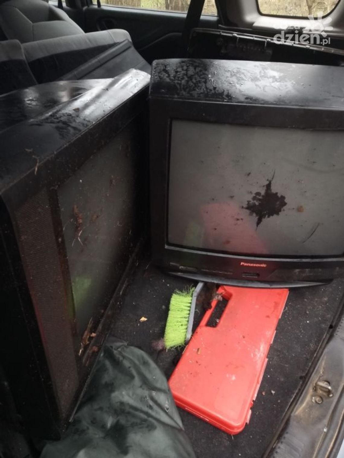 Wyrzucał śmieci do lasu. Został ukarany Wyrzucał śmieci do lasu. Został ukarany