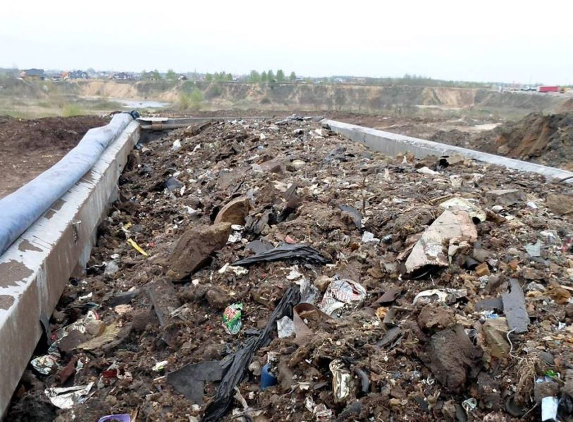 Wyrzucał tony śmieci do nieczynnego wyrobiska piachu! Wyrzucał tony śmieci do nieczynnego wyrobiska piachu!