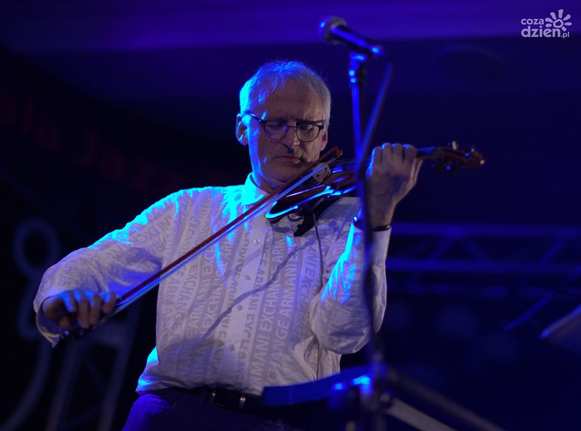 Wystąpią Krzesimir Dębski i String Connection Wystąpią Krzesimir Dębski i String Connection