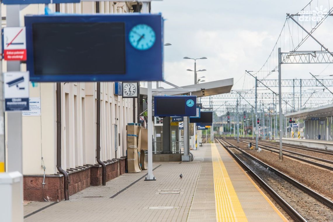 Wyświetlacze na dworcu coraz bliżej