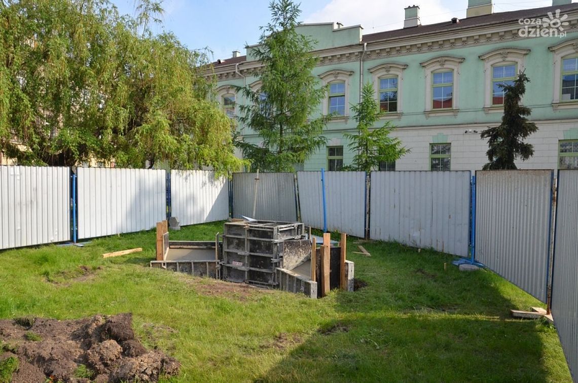 Wznosi się pomnik pary prezydenckiej w Radomiu