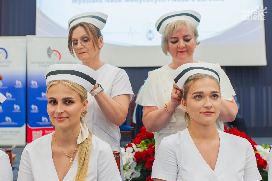 Wzruszająca uroczystość na Uniwersytecie Radomskim. Absolwenci pielęgniarstwa wkraczają na nową drogę