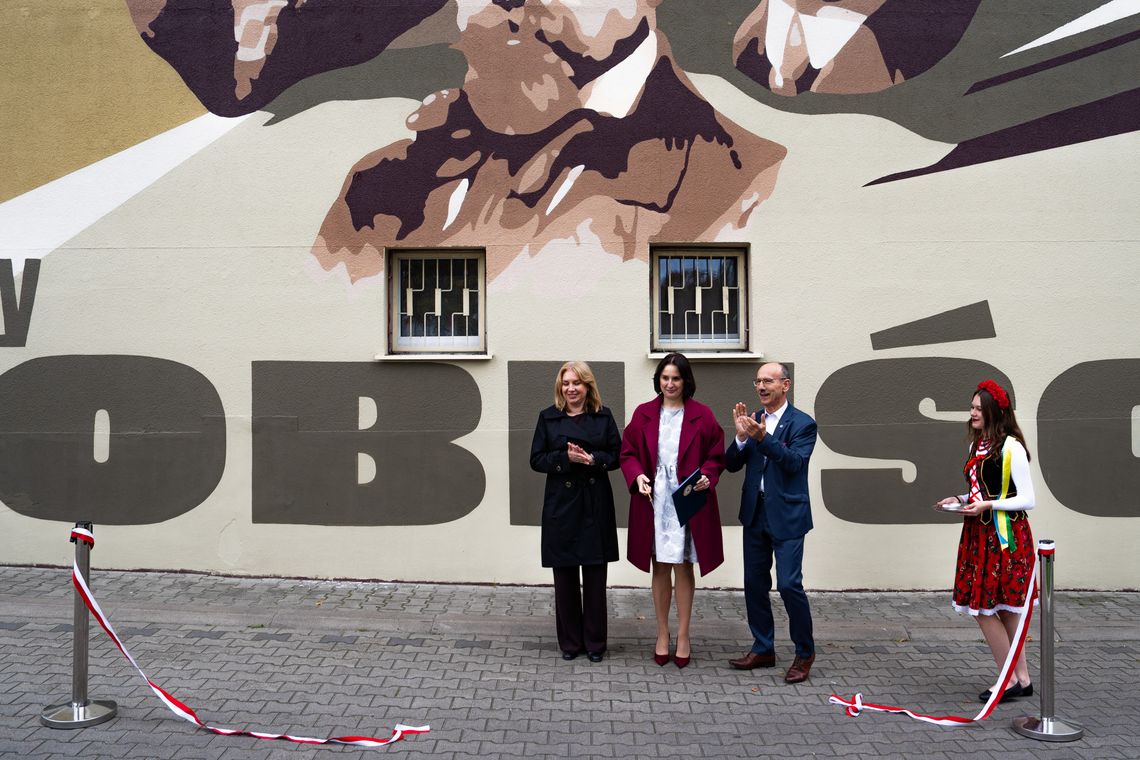 XIII LO odsłoniło mural polskich noblistów – nowoczesny hołd dla wybitnych Polaków XIII LO odsłoniło mural polskich noblistów – nowoczesny hołd dla wybitnych Polaków