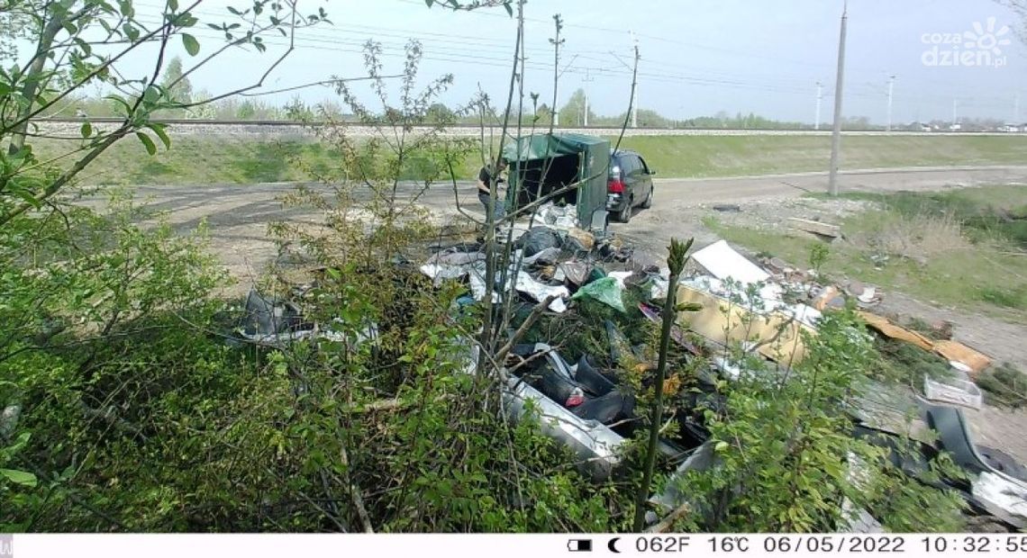 Z Gozdu do Radomia żeby wyrzucić śmieci. Teraz za to zapłaci i posprząta