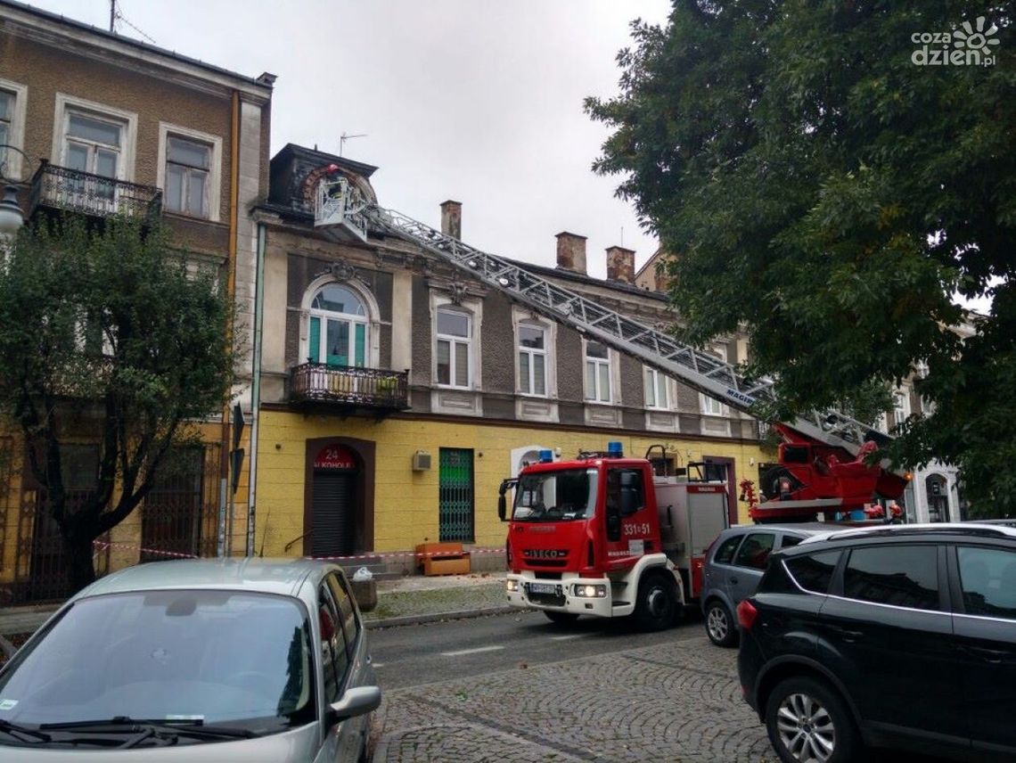 Z kamienicy odpadł fragment elewacji