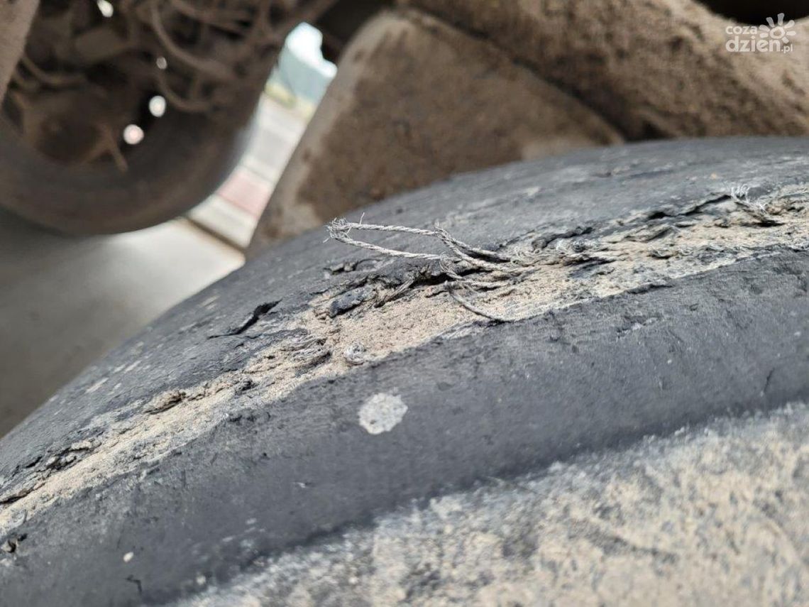 Z opon wystawały druty