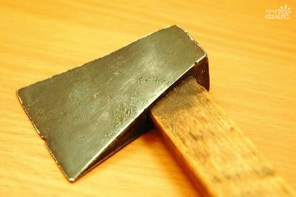 Z siekierą na policjantów!