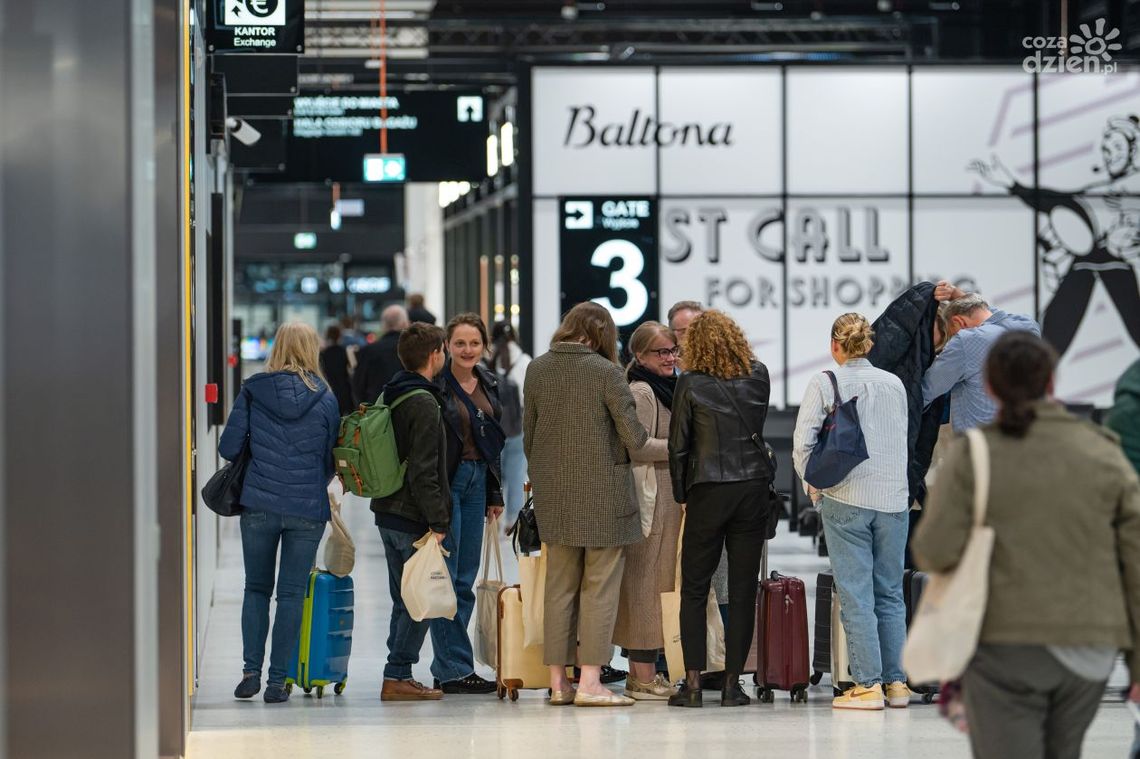 Z Warszawy na radomskie lotnisko za darmo 