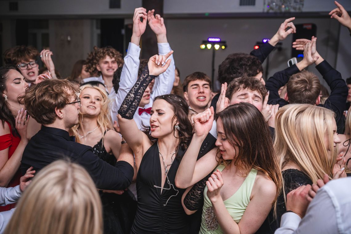 Zabawa studniówkowa w "Konarskim" w Radomiu. Polonez i szampańska zabawa maturzystów