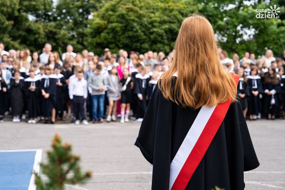 Zabrzmiał pierwszy dzwonek Zabrzmiał pierwszy dzwonek