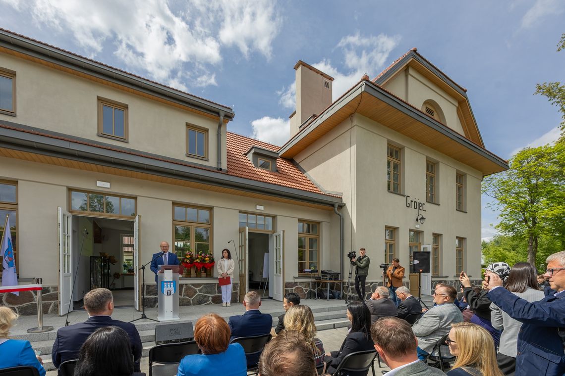 Zabytkowy budynek Dworca Kolejki Wąskotorowej w Grójcu zyskał nowy blask
