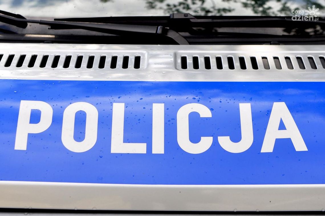 Żądali pieniędzy i grozili poobiciem