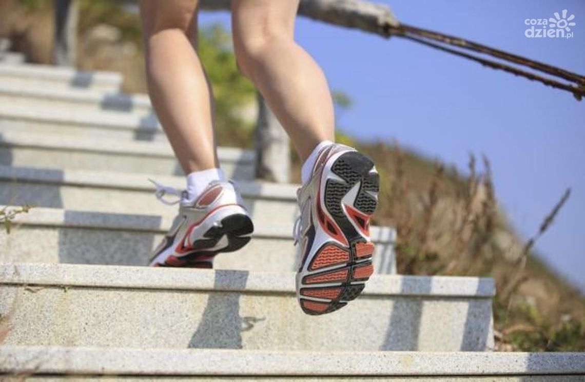 Zadyszka przy wejściu po schodach – skąd się bierze?