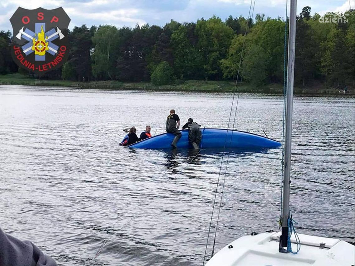 Żaglówka przewróciła się na zalewie w Siczkach