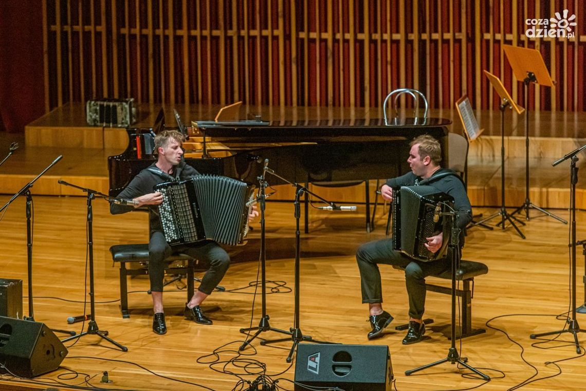 Zagrali na dwa akordeony