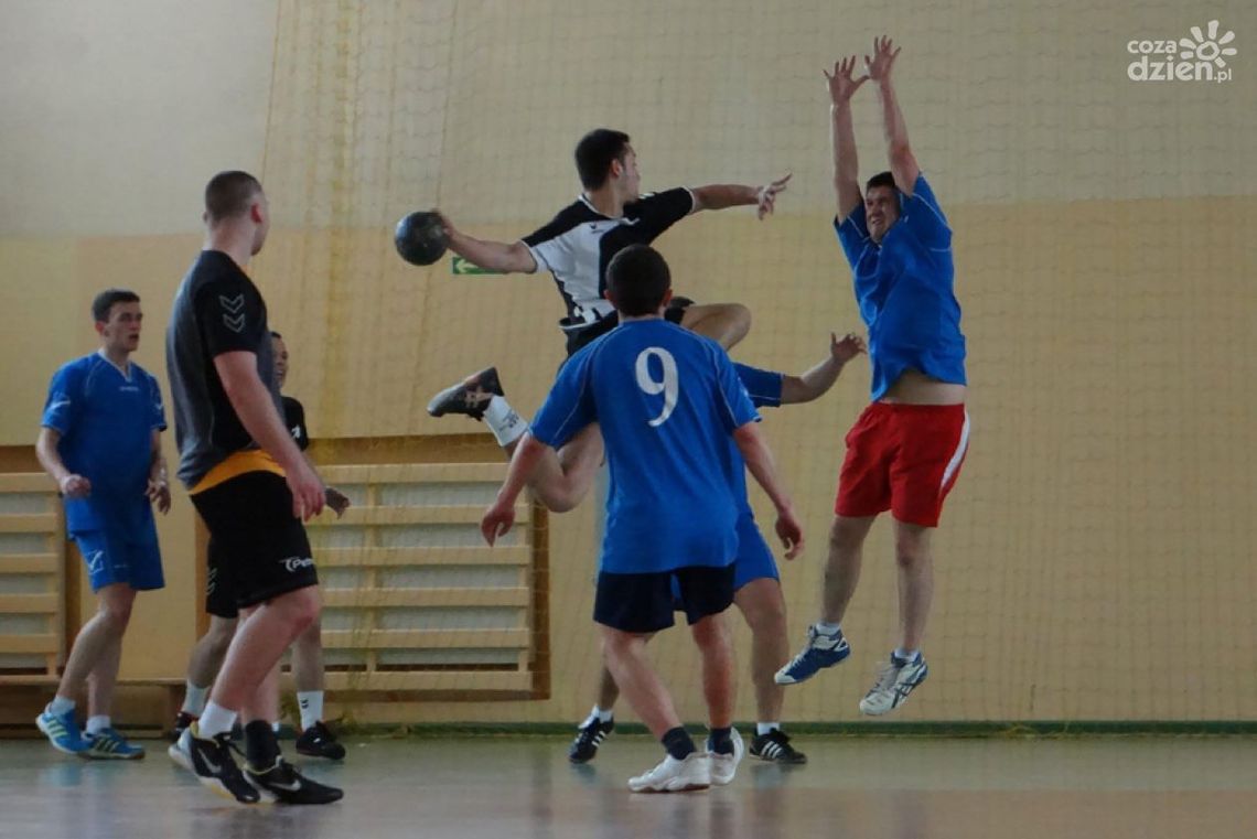 Zakończyła się I edycja amatorskiej ligi piłki ręcznej Zakończyła się I edycja amatorskiej ligi piłki ręcznej