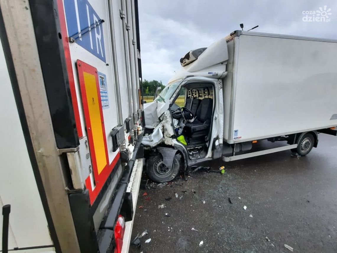 Zakrzew. Bus wjechał w zaparkowanego tira 