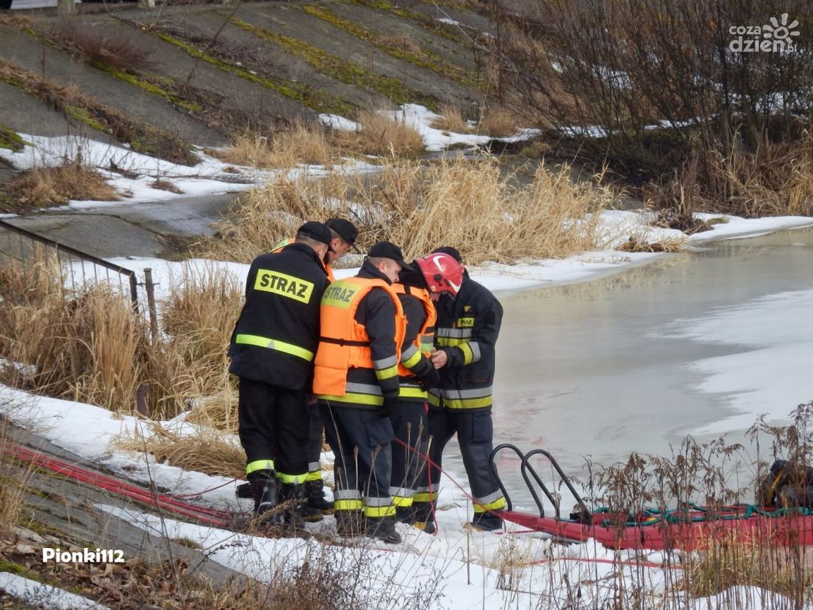 Załamał się lód, czyli strażackie ćwiczenia w Pionkach